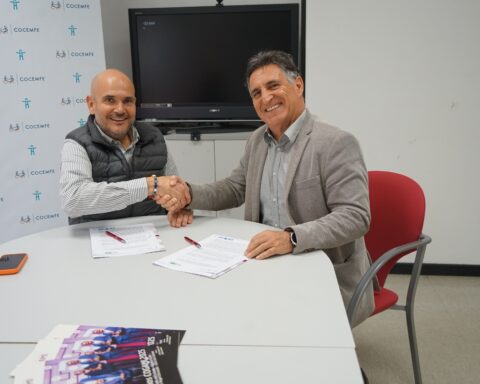 El presidente de COCEMFE, Anxo Queiruga y su par de ADEAC José Palacios en la firma del convenio de accesibilidad en playas.