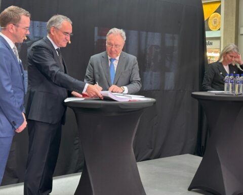 Firma del contrato entre Talgo y la Administración de Transportes de Suecia .