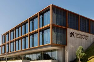 El nuevo centro del CaixaRsearch Institute tiene 20.000 metros cuadrados y construcción sustentable.