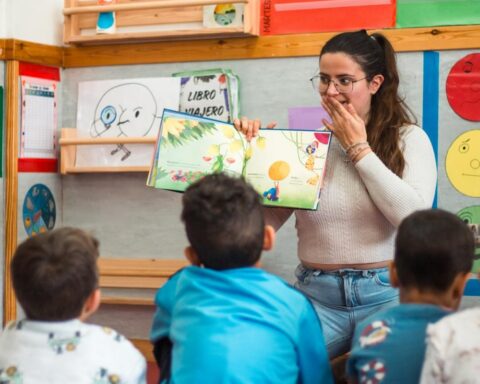 Una maestra impartiendo clase en el CEIP Ramón y Cajal de Alpartir.