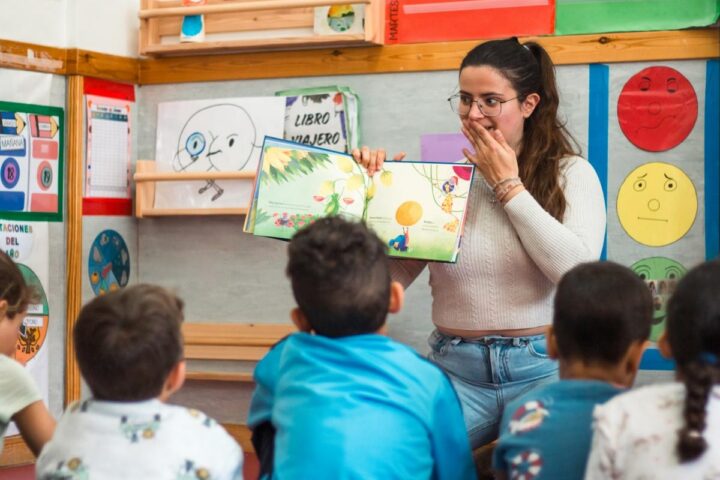 Una maestra impartiendo clase en el CEIP Ramón y Cajal de Alpartir.