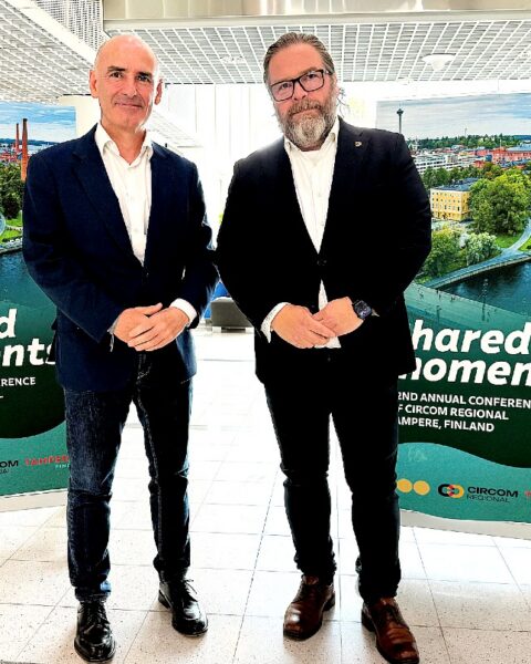 Andoni Aldekoa y el presidente saliente Eivind Jacobsen