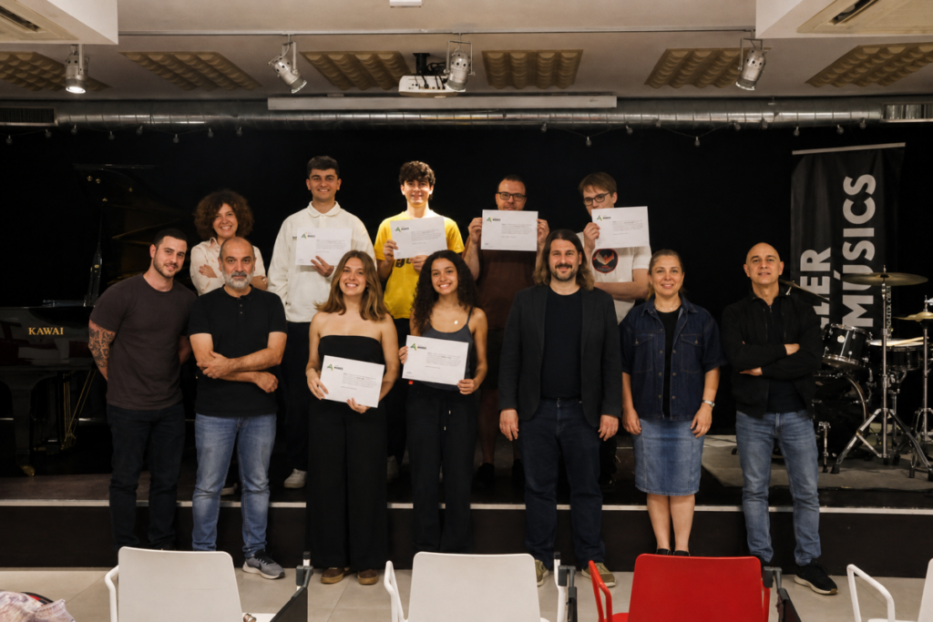 Las autoridades de Aena y los jóvenes premiados con una beca para estudiar música.