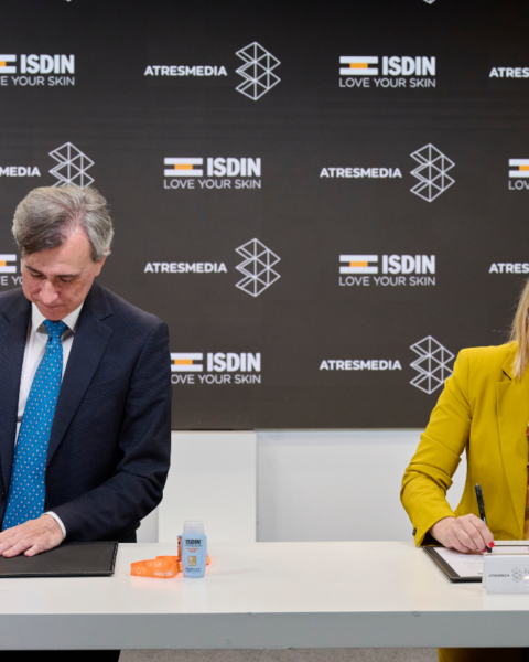 Juan Naya de Isdin y Patricia Pérez González de Atresmedia en la firma del convenio para prevenir el cáncer de piel.