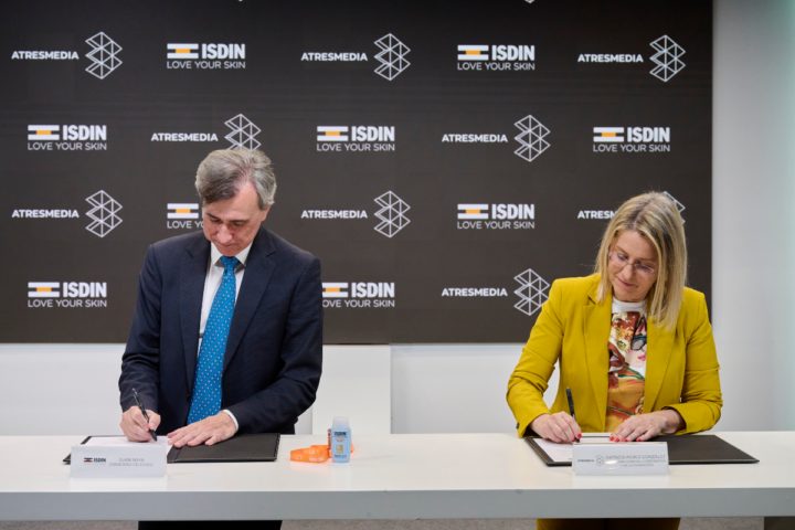 Juan Naya de Isdin y Patricia Pérez González de Atresmedia en la firma del convenio para prevenir el cáncer de piel.