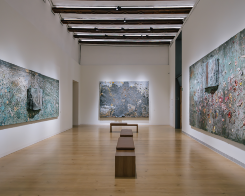 Sala noble del antiguo palacio con tres obras de Kiefer de la colección permanente / Nastassia Tarusava