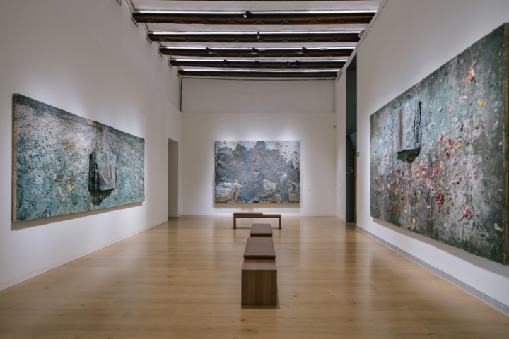 Sala noble del antiguo palacio con tres obras de Kiefer de la colección permanente / Nastassia Tarusava