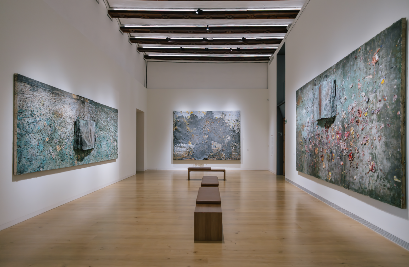 Sala noble del antiguo palacio con tres obras de Kiefer de la colección permanente / Nastassia Tarusava