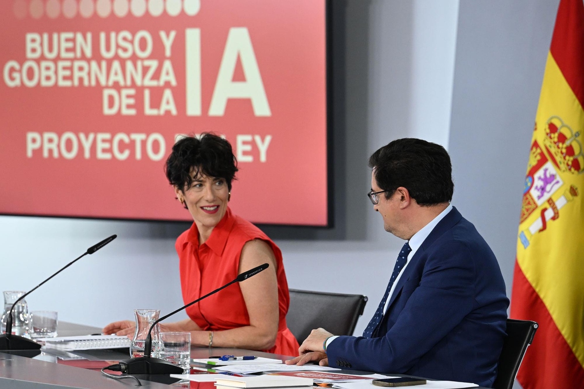 Elma Saiz y Óscar López durante la presentación de la ley.