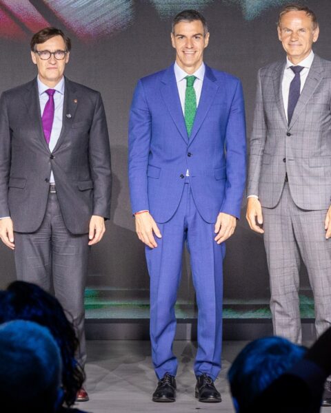 Los directivos de la automotriz y Pedro Sánchez en el acto de inauguración.