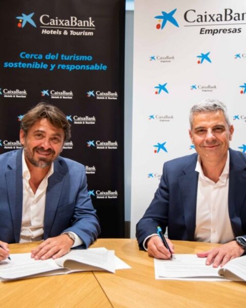 El presidente de Cehat, Jorge Marichal, y el director de CaixaBank Empresas, Marc Benhamou, durante la firma.