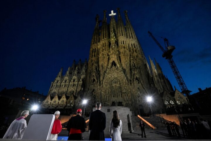 León XIV en la inauguración de la torre de la Sagrada Familia que ilumina Endesa. Foto: Vatican Media.