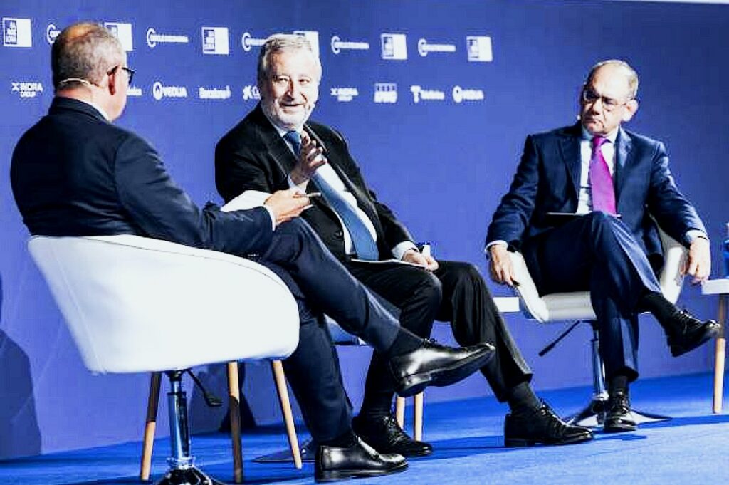 David Vegara, vocal de la Junta Directiva del Cercle d’Economia, Tomás Muniesa, presidente de CaixaBank y avid López Salido, director general de Economía del Banco de España