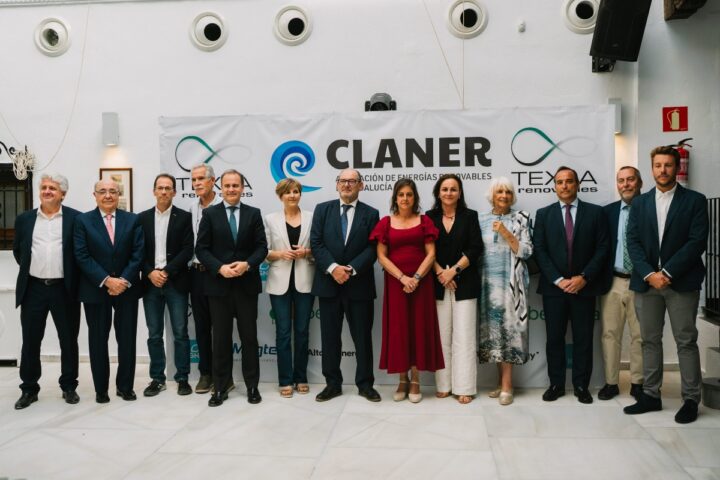 Las autoridades de CLANER y algunos de los premiados en la edición 2026 de Horizonte Sostenible.