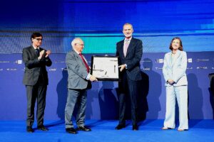 Martin Wolf editor asociado del Financial Times recibe el premio de manos del rey Felipe VI