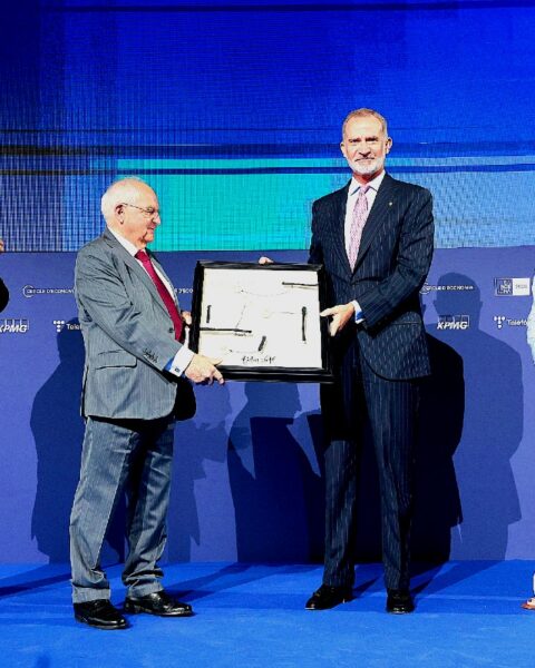 Martin Wolf editor asociado del Financial Times recibe el premio de manos del rey Felipe VI