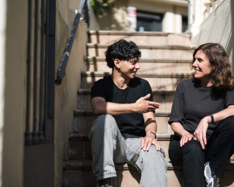 Ossama Mamouni y Laia Serrano en las escaleras de BACstation Vallcarca.