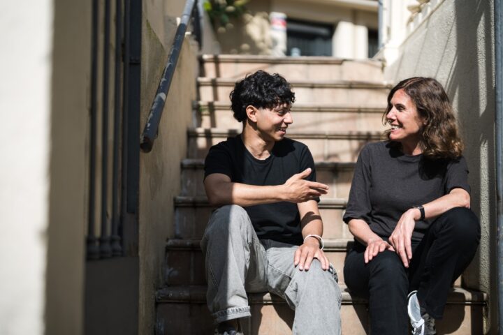 Ossama Mamouni y Laia Serrano en las escaleras de BACstation Vallcarca.