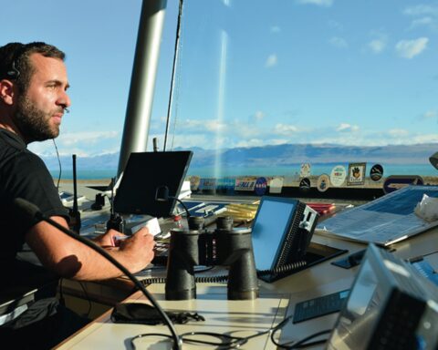Indra inauguró la actualización del centro de control del tráfico aéreo de Ezeiza, en la Argentina.