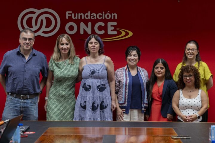 Integrantes de Once y de Adee durante la firma del convenio de ayuda a personas con acondroplasia.