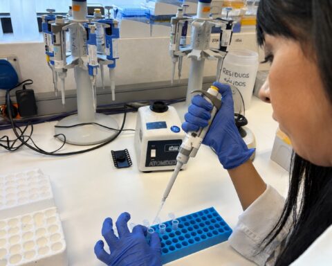 Natalia Buenache en el laboratorio de hematología