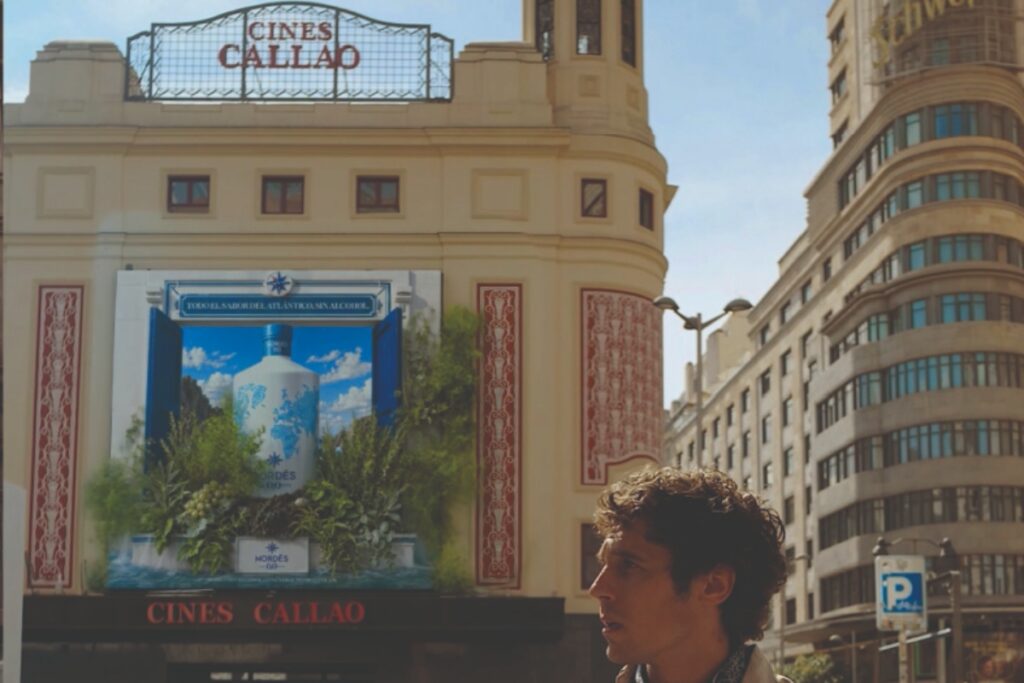 La pieza 3D de Nordés instalada en el edificio de los Cines Callao.