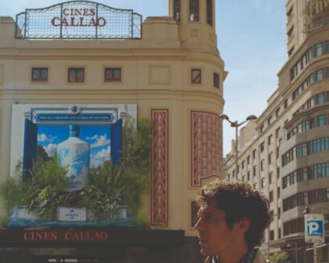 La pieza 3D de Nordés instalada en el edificio de los Cines Callao.