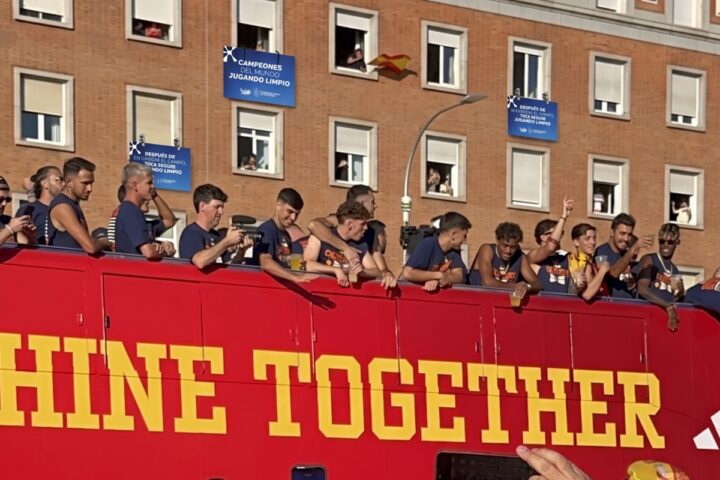 La intervención urbana de Skip como homenaje a la selección española campeona del mundo.