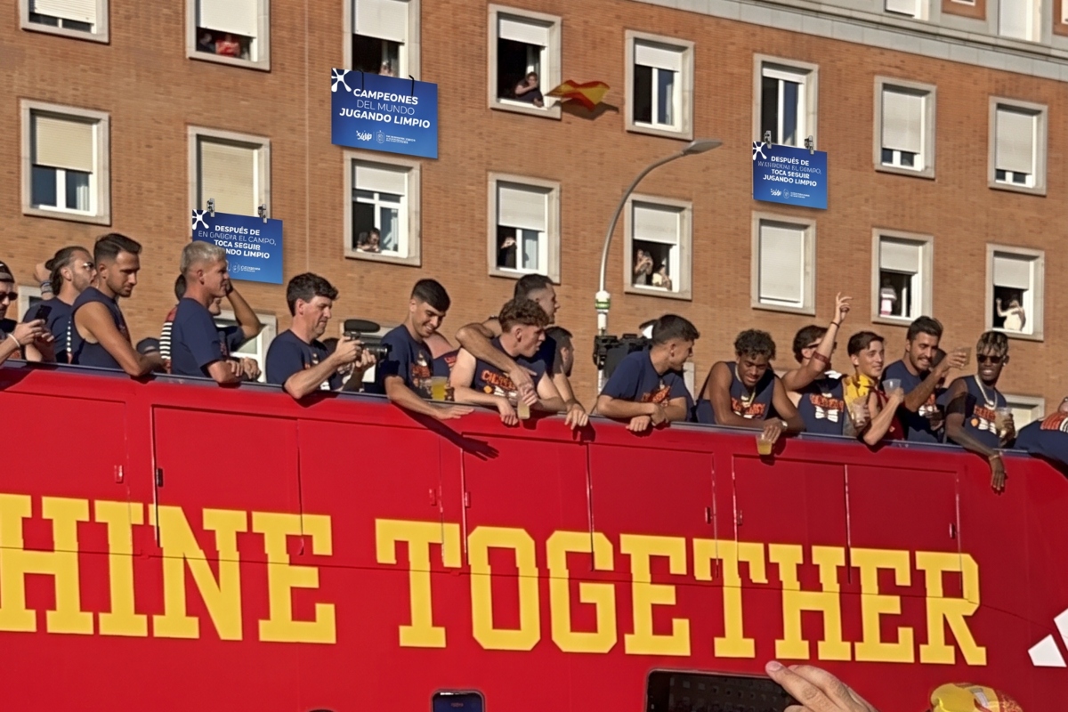 La intervención urbana de Skip como homenaje a la selección española campeona del mundo.