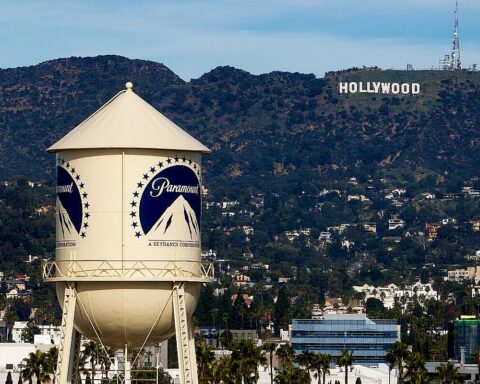 Una jueza frena la absorción de Warner por Paramount
