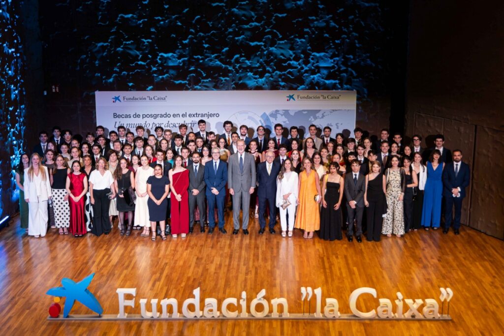 Foto de familia durante el acto de entrega de Becas de Posgrado de la Fundación la Caixa.
