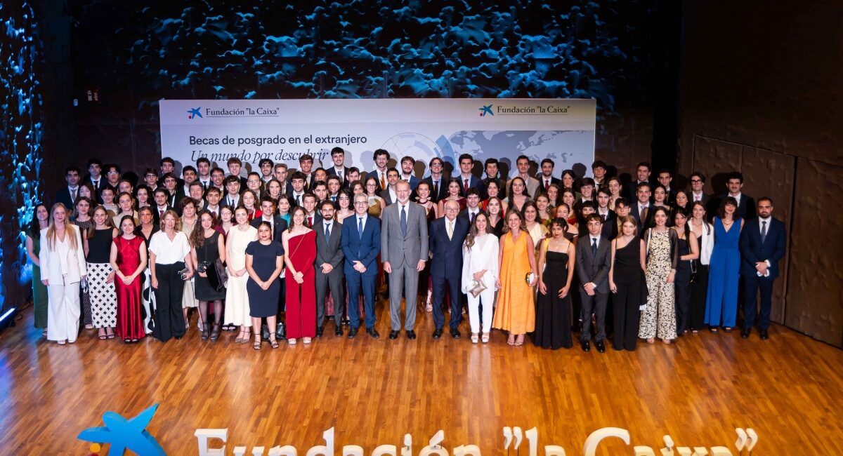 Foto de familia durante el acto de entrega de Becas de Posgrado de la Fundación la Caixa.
