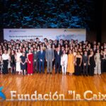 Foto de familia durante el acto de entrega de Becas de Posgrado de la Fundación la Caixa.