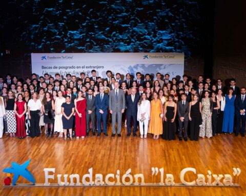 Foto de familia durante el acto de entrega de Becas de Posgrado de la Fundación la Caixa.