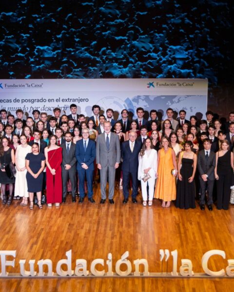 Foto de familia durante el acto de entrega de Becas de Posgrado de la Fundación la Caixa.