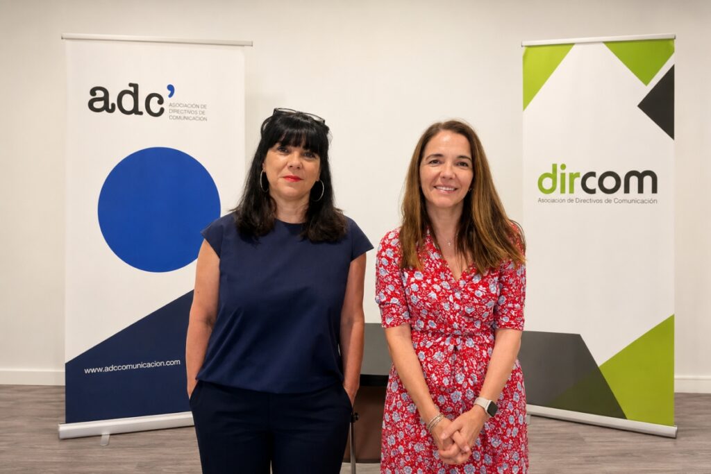 Ludi García (de ADC) y Nieves Rey (de Dircom) durante la firma del acuerdo de colaboración.