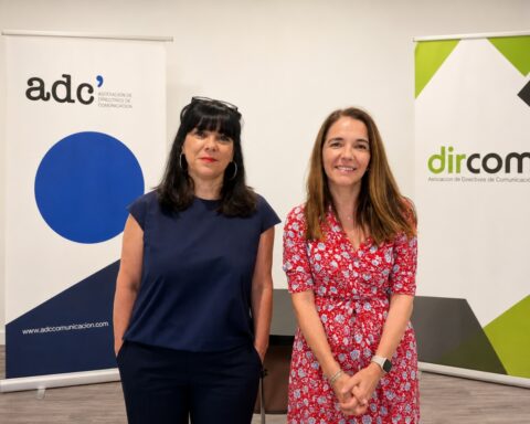 Ludi García (de ADC) y Nieves Rey (de Dircom) durante la firma del acuerdo de colaboración.