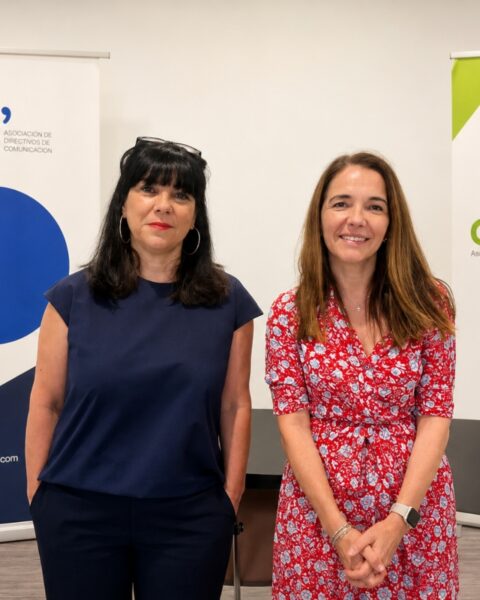 Ludi García (de ADC) y Nieves Rey (de Dircom) durante la firma del acuerdo de colaboración.