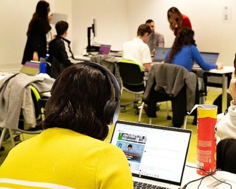 El Mäster de Periodismo de CEU San Pablo y El MUndo propone hasta nueve meses de prácticas en redacción.