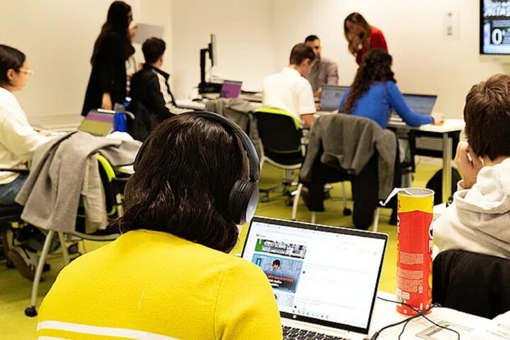 El Mäster de Periodismo de CEU San Pablo y El MUndo propone hasta nueve meses de prácticas en redacción.