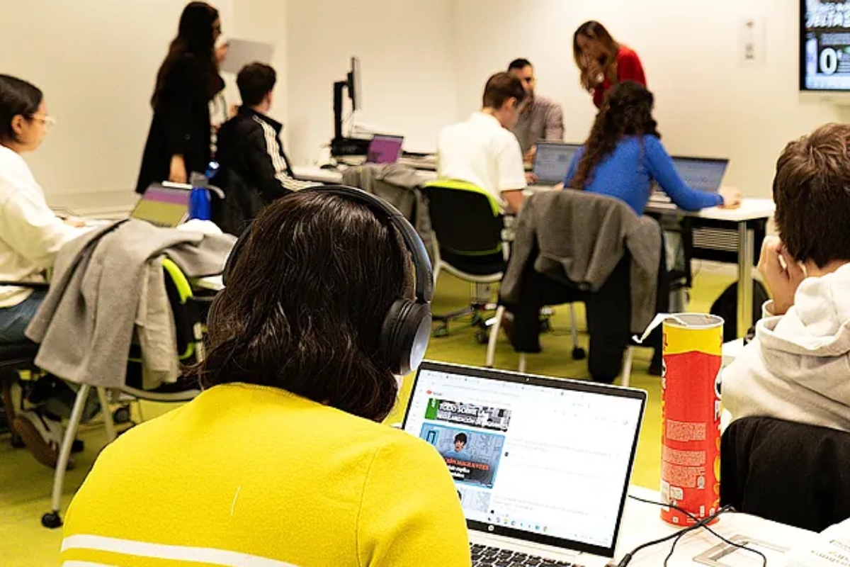 El Mäster de Periodismo de CEU San Pablo y El MUndo propone hasta nueve meses de prácticas en redacción.