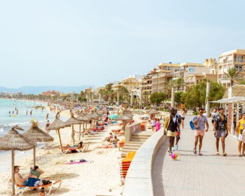 Las vacaciones de verano generan compras en línea de pasajes y estadías.