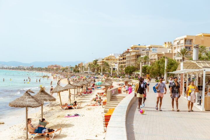 Las vacaciones de verano generan compras en línea de pasajes y estadías.