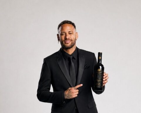 Neymar en la prersentación de su nuevo vino español de Rioja.