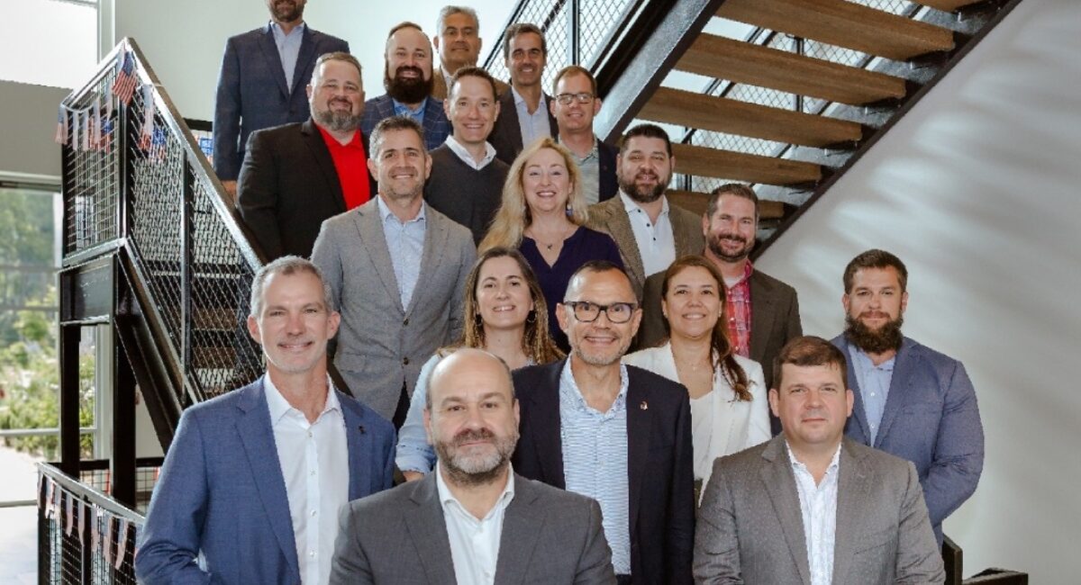 Los directivos de Acciona y los de Vertical Earth que firmaron el acuerdo.
