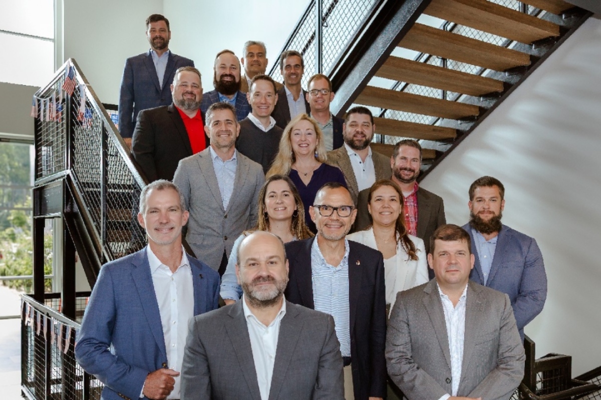 Los directivos de Acciona y los de Vertical Earth que firmaron el acuerdo.