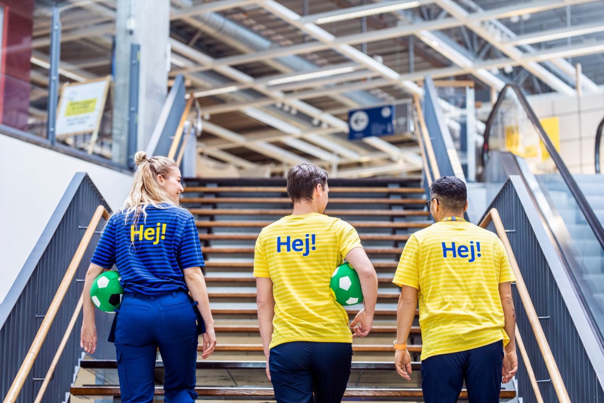 La plantilla de las oficinas centrales de IKEA se incorpora a las tiendas para tener contacto con los clientes.