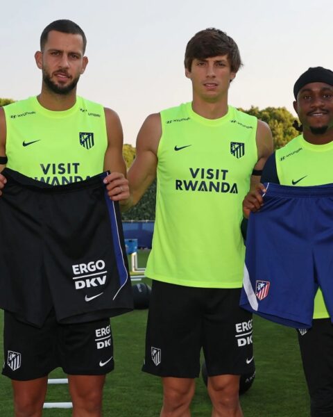 El plantel del Atlético de Madrid con la vestimenta que lleva la marca ERGO/DKV.