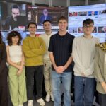 Algunos de los integrantes de la cohorte 2025 de las becas de periodismo de Efe y la Fundación la Caica en la redacción de la agencia.