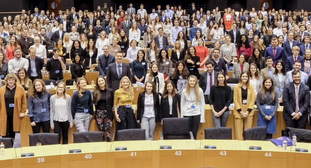 Algunos de los jóvenes que participaron de las becas y prácticas del Parlamento Europeo.